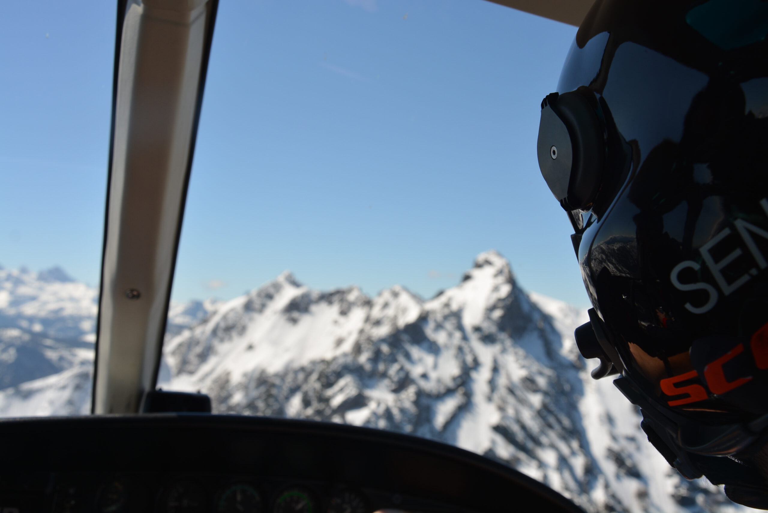 Pilot mit Blick auf die Berge